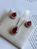 Conjunto Gota com Zircônia Cristal e Cherry em Prata 925 Banho de Ródio Branco