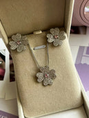 Conjunto Trevo com Zircônia Cristal e Rosa Claro em Banho de Ródio Branco