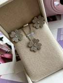 Conjunto Trevo com Zircônia Cristal em Prata 925 Banho de Ródio Branco