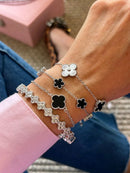 Pulseira com Cinco Flores Black em Prata 925 Banho de Ródio Branco